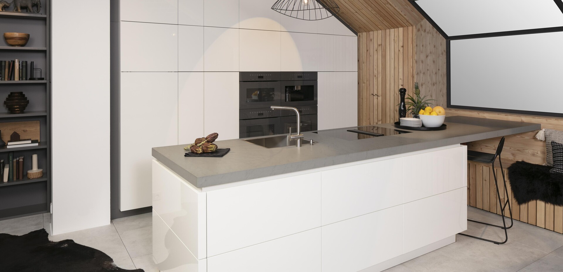 Eine schöne Küche und eine schöne Aufgabe. Die Schränke zur Dachschräge mussten mm genau angepasst werden. Dank der hohen Fachkompetenz unseres Schreinermeisters hat Alles perfekt geklappt.