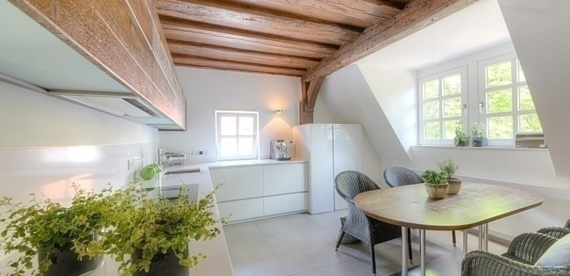 Eine besondere Küche: Das Haus und die Deckenbalken stammen aus dem Jahr 1764. Um dieser besonderen Herausforderung gerecht zu werden hat unser Schreinermeister die Fronten der Oberschränke genau im Stil der alten Deckenbalken gefertigt.  Damit konnten wir eine  ideale Verbindung zwischen alt und neu herstellen.