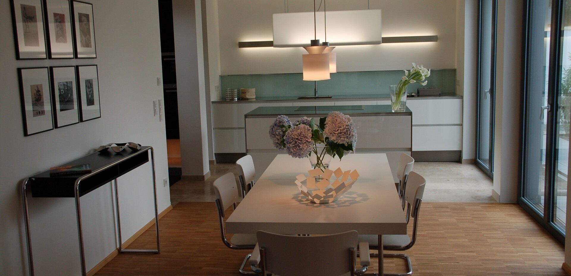 Zusammen mit dem Hause Thonet haben wir dieses Musterhaus eingerichtet. Sehr edel, sehr klassisch.