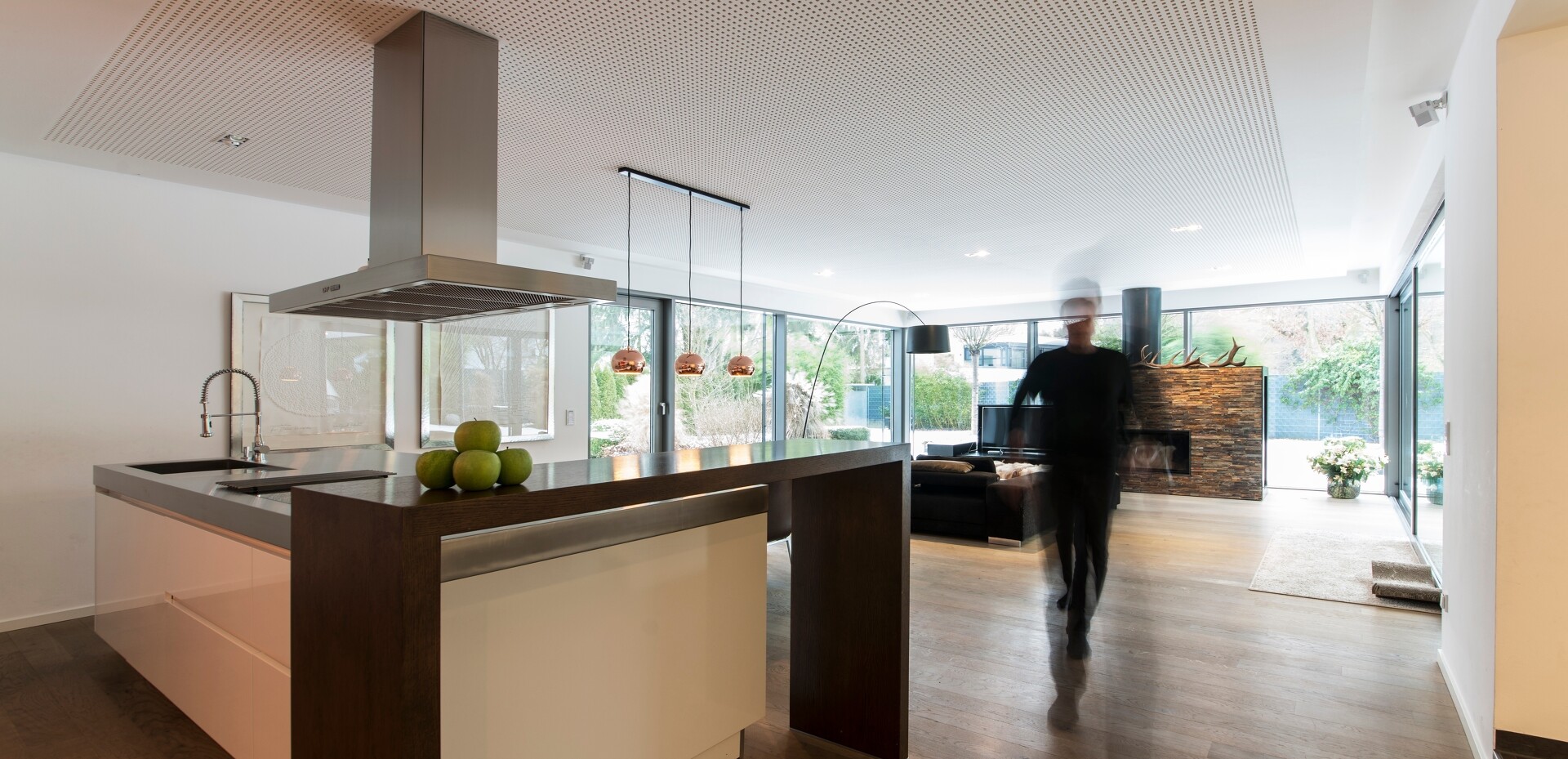 Gleiche Küche mit dem Blick in den Wohnraum.