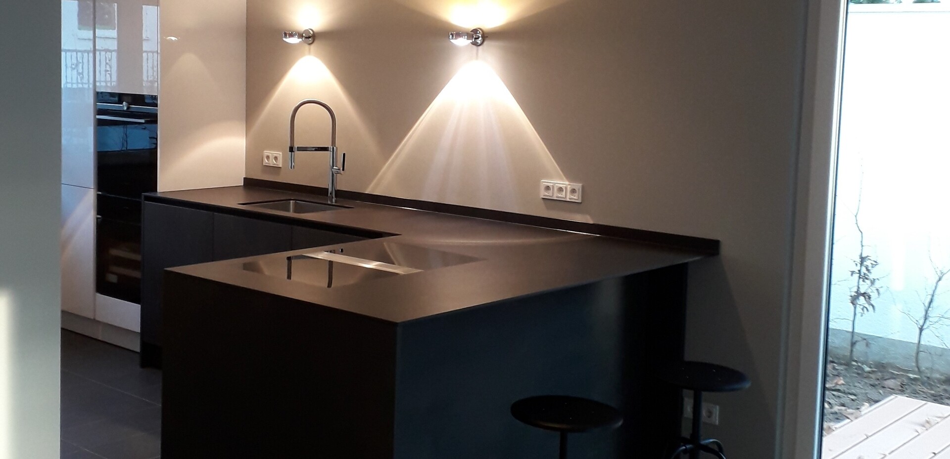 In dieser Küche setzen die designstarken Occhio-Leuchten den Raum perfekt in Wirkung.