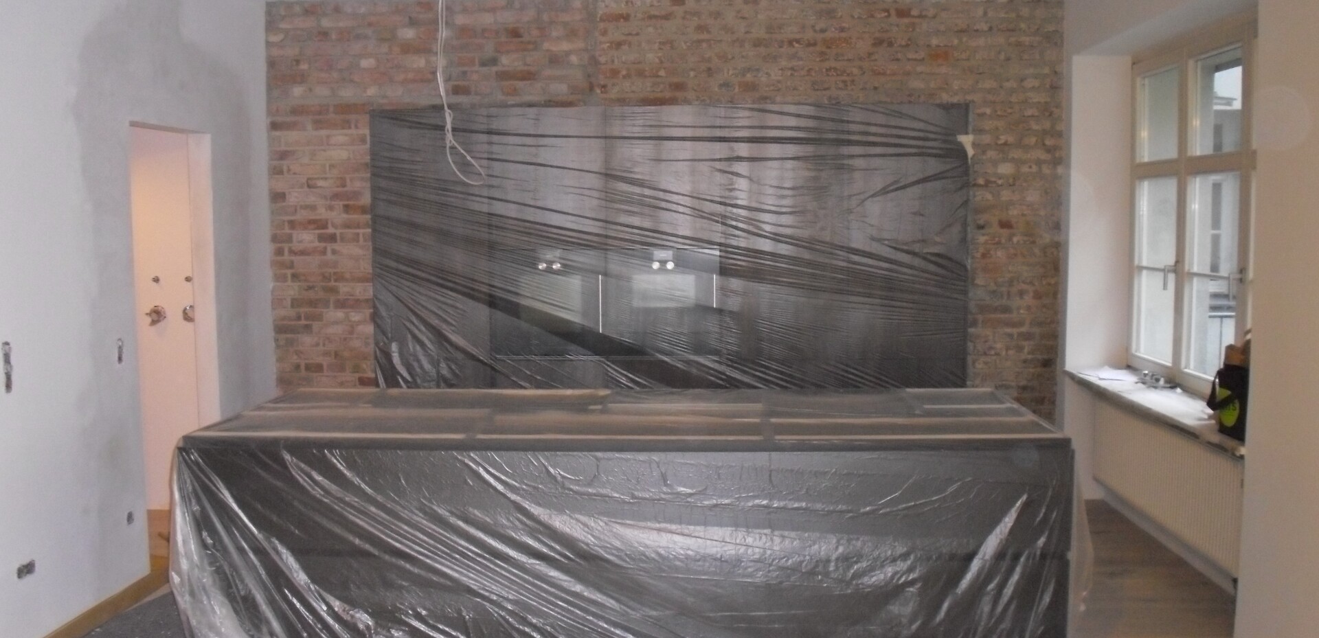 Unser Kücheneinbau ist abgeschlossen. Jetzt muss der Maler noch ein  paar kleine Schönheitsfehler an der Decke korrigieren. Damit unsere Küche keine Farbkleckse abbekommt haben wir sie sicherheitshalber  gut