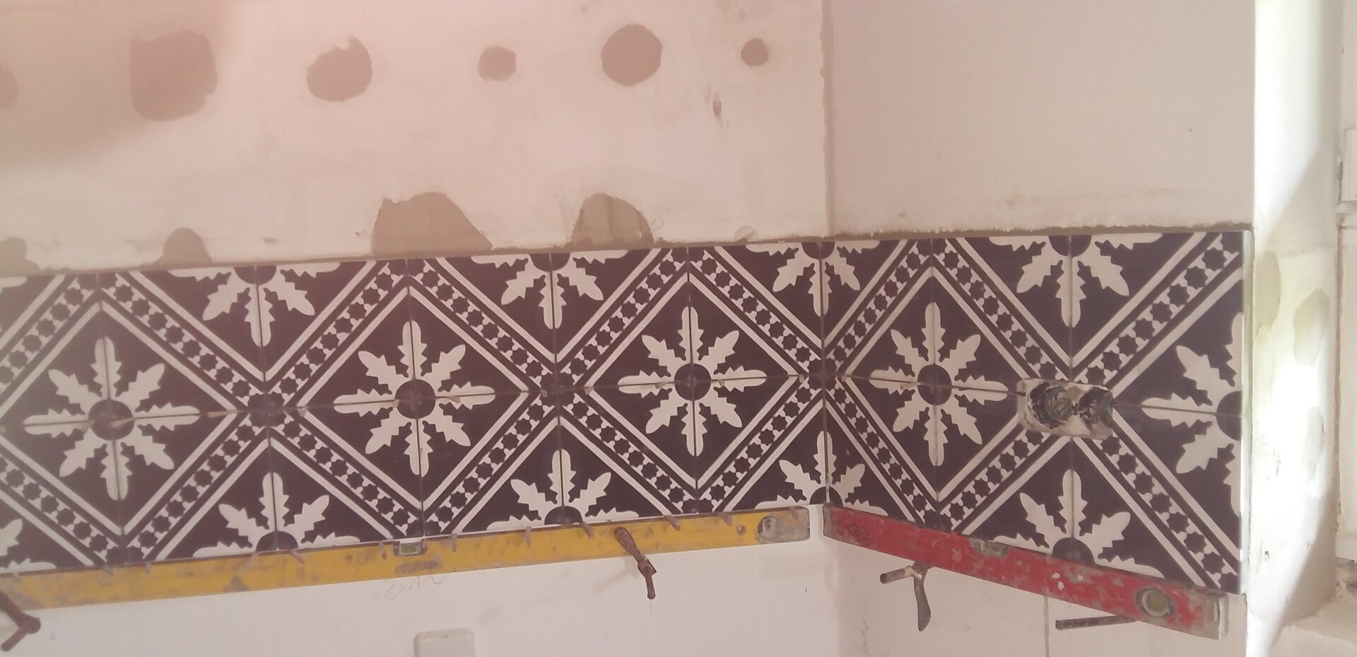 Die handgefertigten Fliesen sind verlegt.