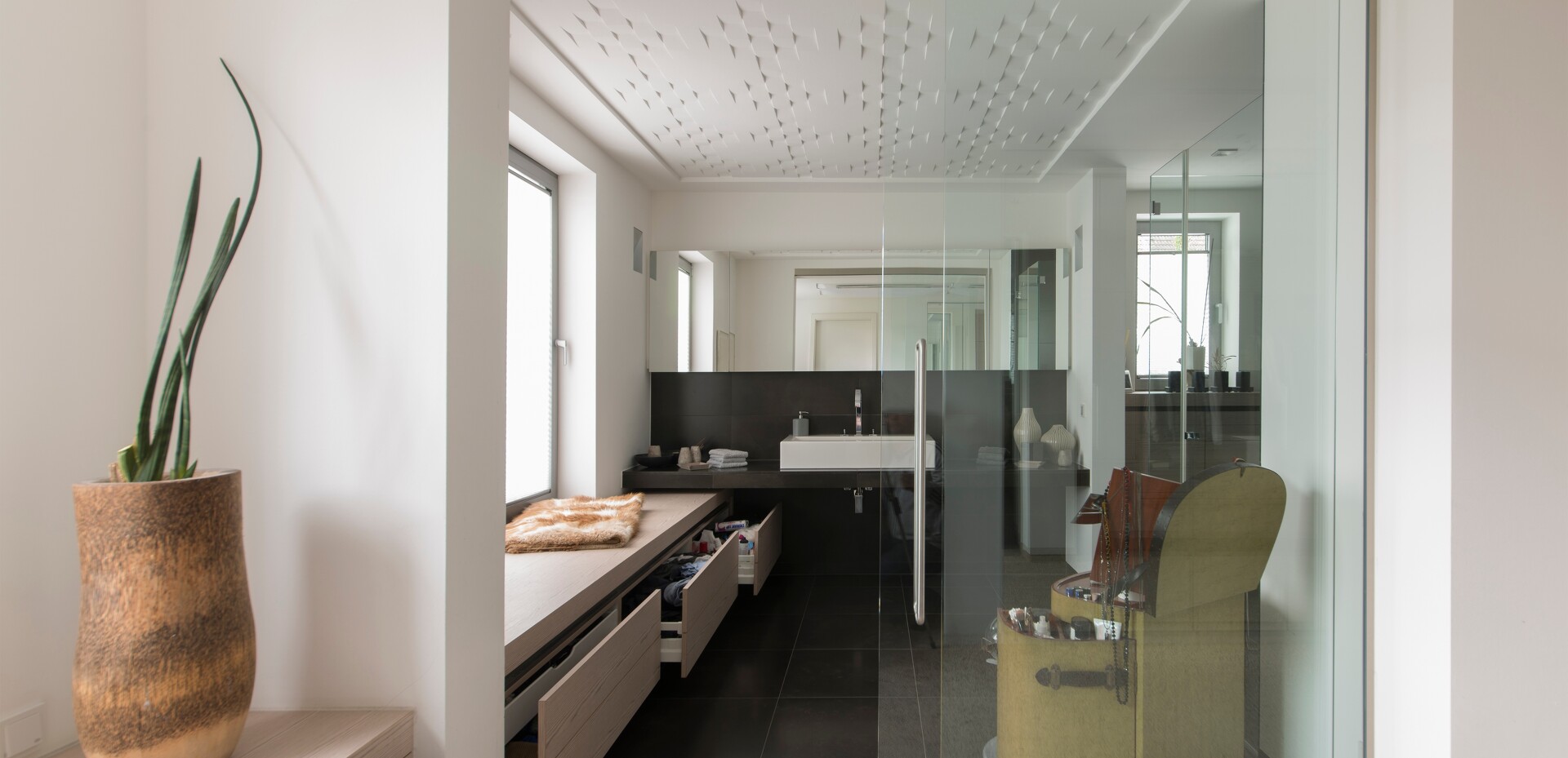 Im Zugang zum Bad haben wir jede Menge Stauraum integriert.