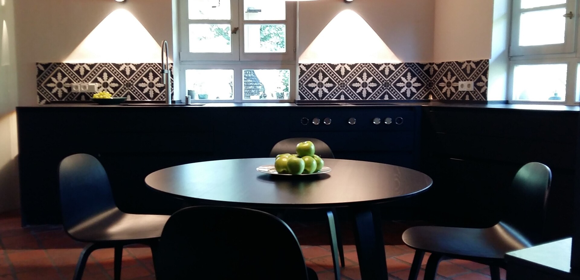 Der Frühstücksplatz ist mittig platziert. Ringsherum kann ungehindert in der Küche gearbeitet werden.