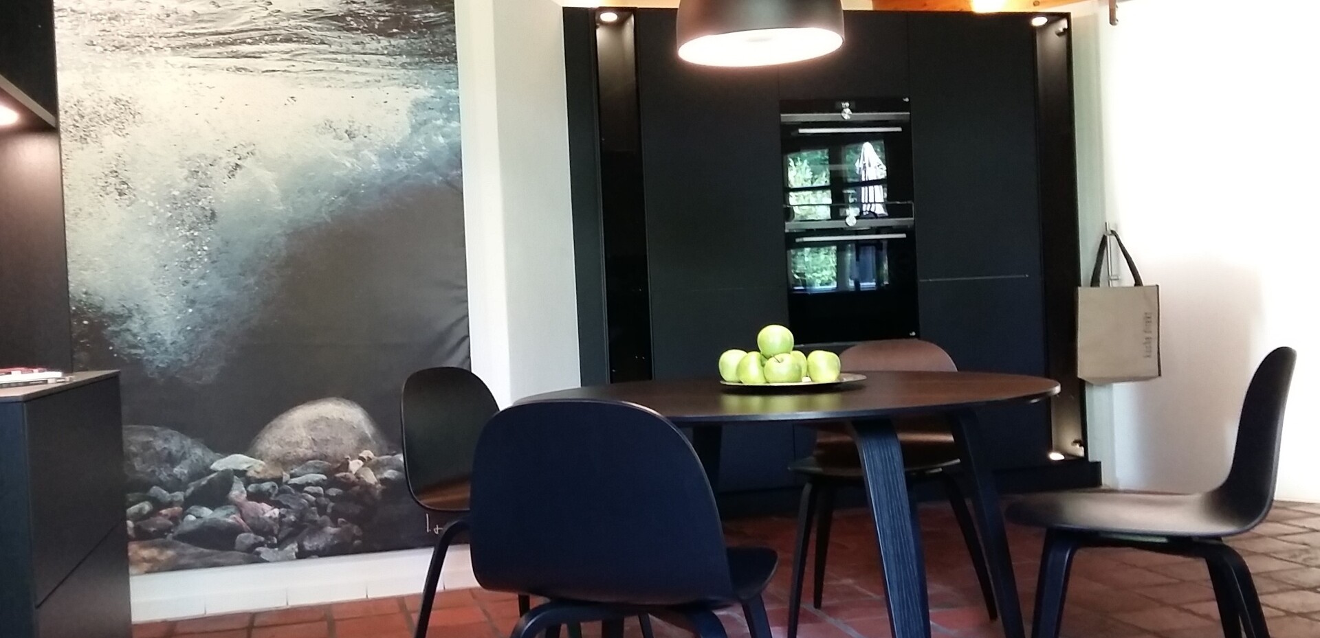 Hier der Blick zu den Hochschränken. Auf allen hohen Schränken setzt eine LED-Beleuchtung die Deckenbalken in Szene.