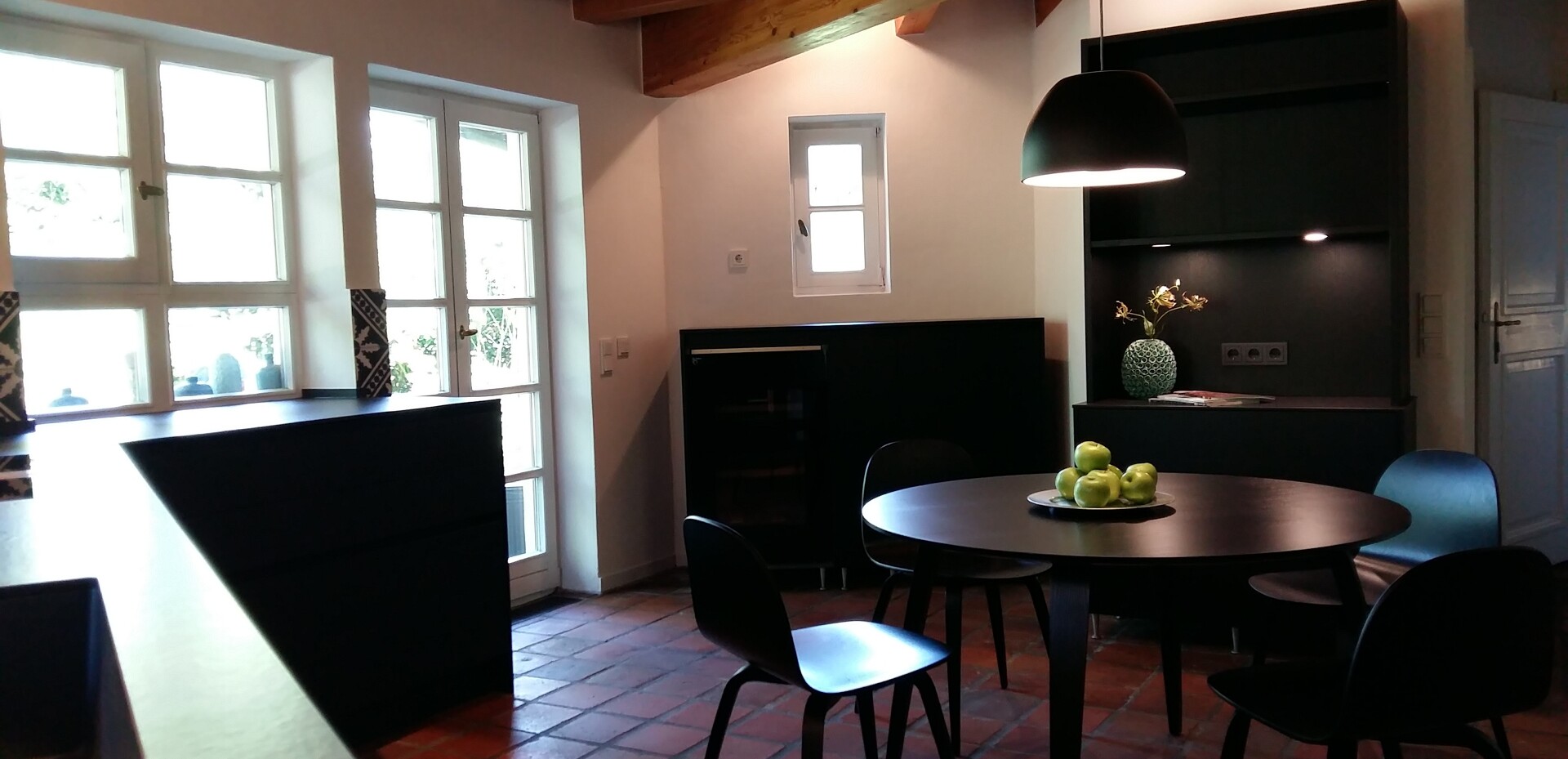 In den halbhohen Schränken sind 2 Flaschenkühlschränke integriert.
Für den Bereich rechts  neben dem Tisch haben wir ein