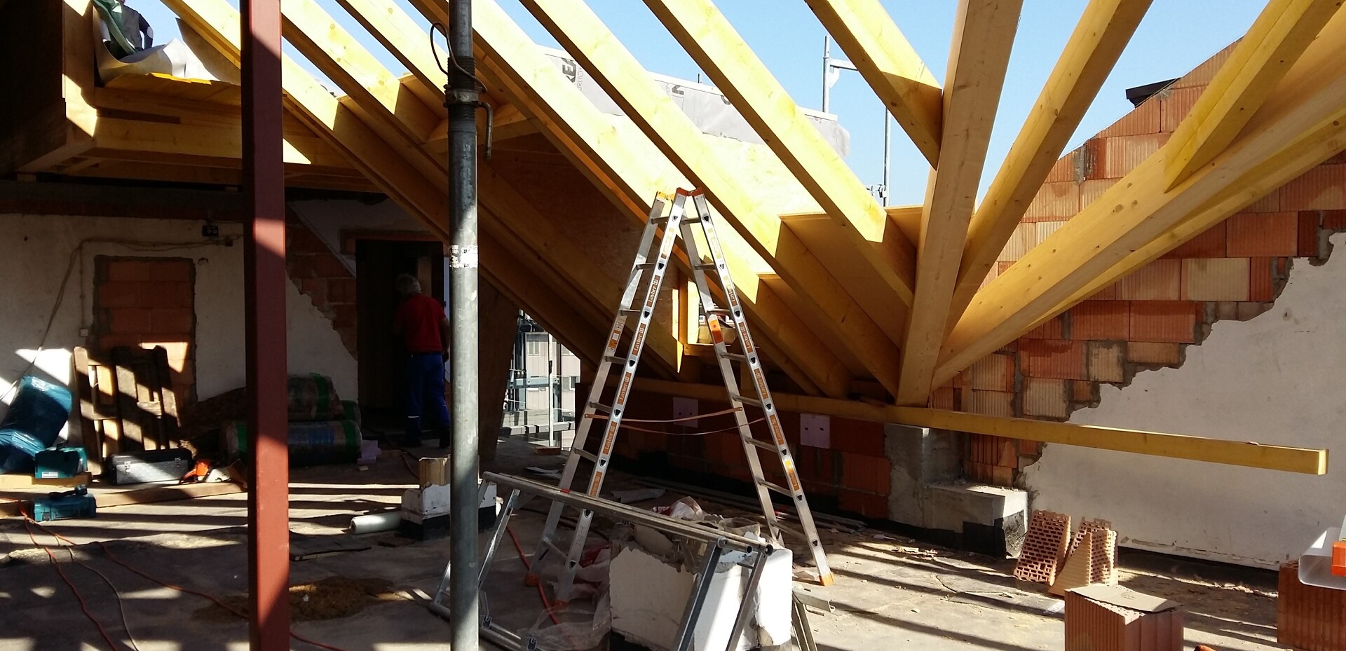 Die Basis war der neue Dachstuhl. Kurz darauf haben wir die Luftführung über das Dach fixiert.