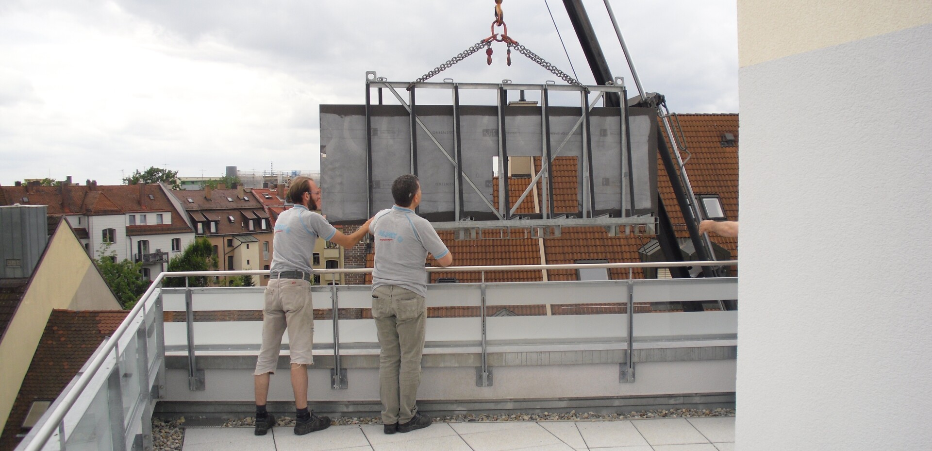 Die Arbeitsplatten schweben ein, per Autokran zum Verwendungsort.