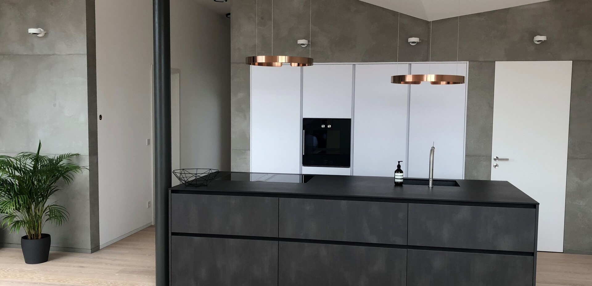 Der Saug-Druckmotor liegt auf dem Schrank. Die Abluft geht nach oben durch das Dach ins Freie. Perfekt, der Abzug ist im Betrieb praktisch nicht zu hören und die Kochdünste inkl. Feuchtigkeit werden ins Freie geblasen. Hier der Blick über den Esstisch zum Kochblock.