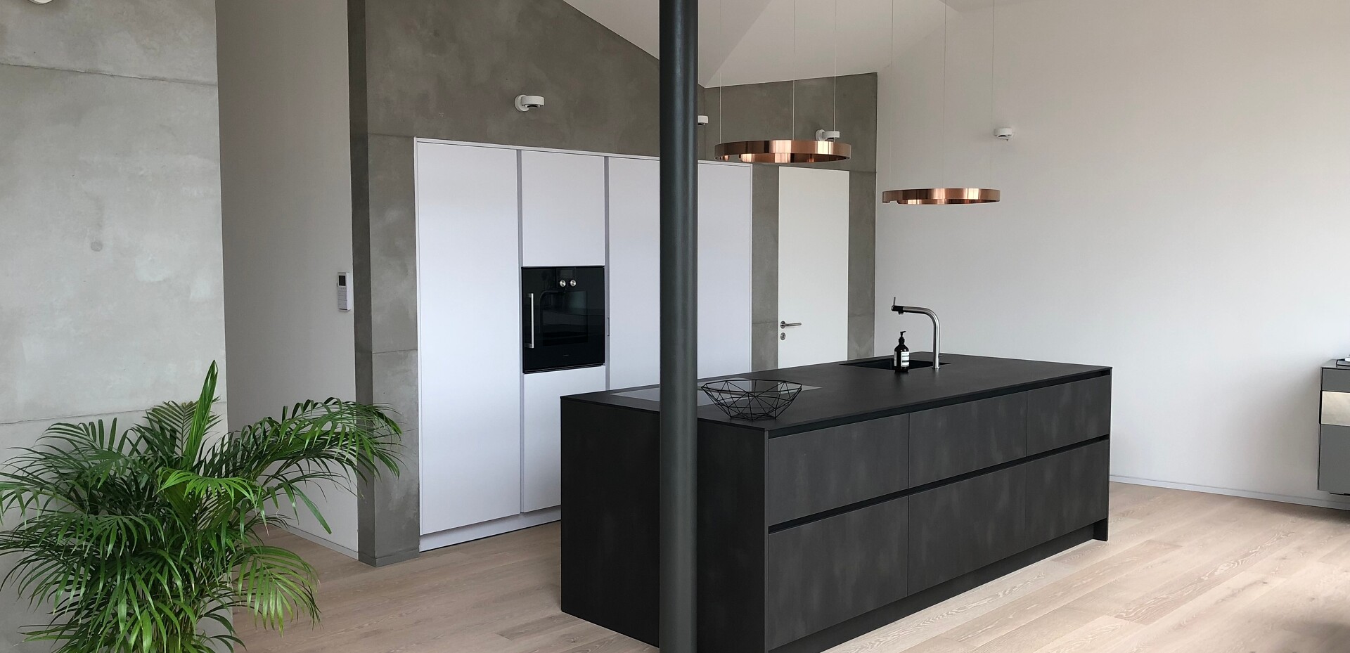 Die Küche ist fertig aufgebaut. Die Abluft-Führung des BORA Kochfeldabzug Professionell 2.0 haben wir durch den Boden in den Abstellraum hinter die Hochschränken geführt und weiter an der Rückwand des linken Hochschrankes nach oben.