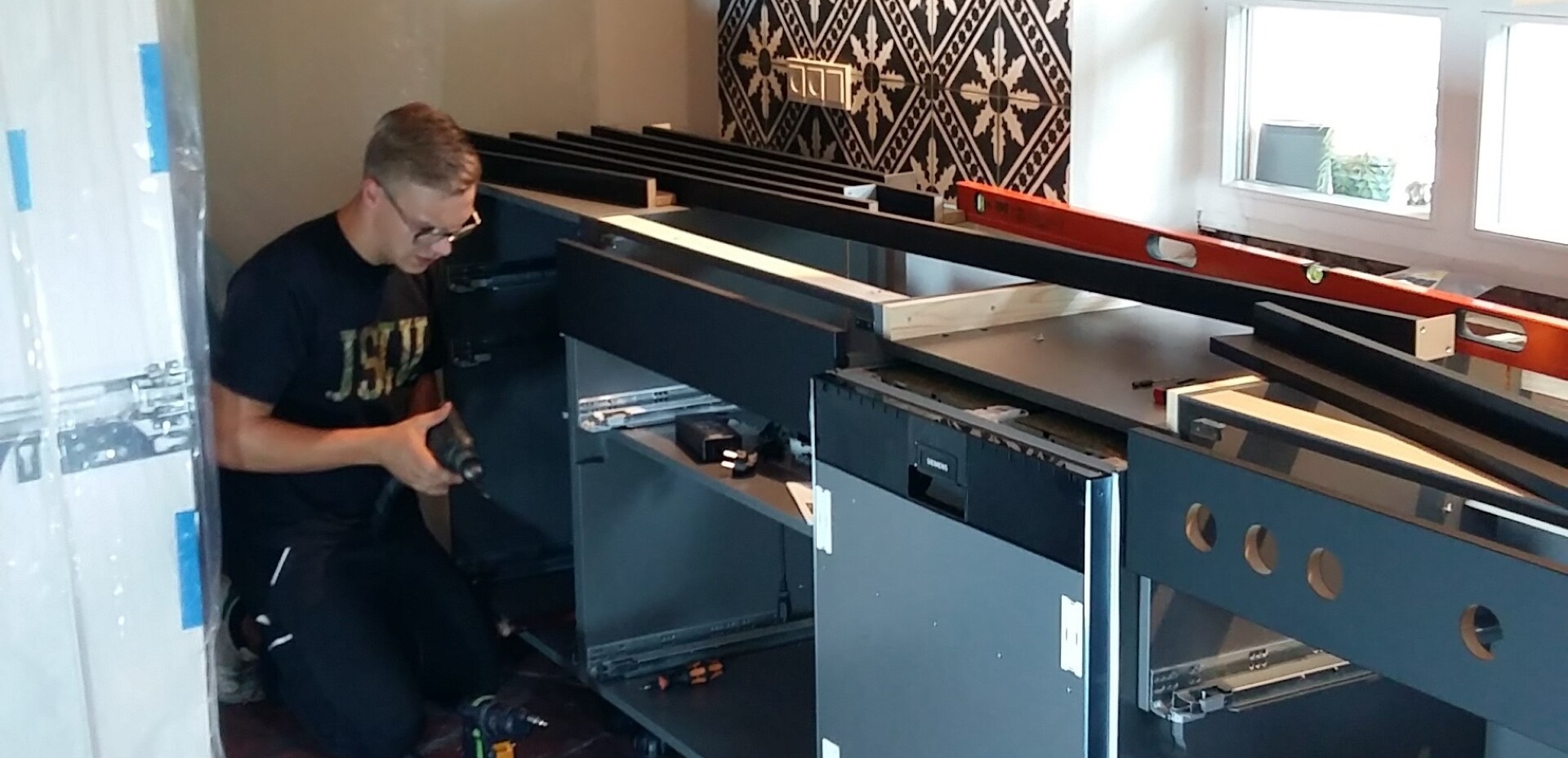 Der Küchenaufbau hat begonnen. Hier Adrian Koch bei der Arbeit.