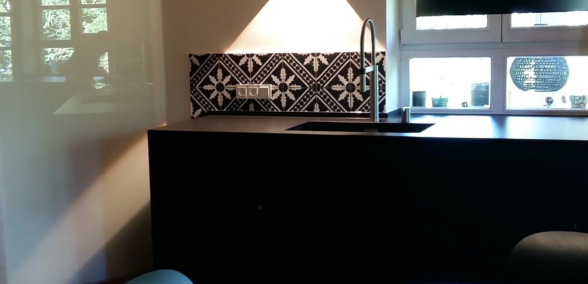 Unsere Kundin hat mit einem untrüglichen Gespür für das Besondere eine extrem ausgefallene Fliese ausgewählt. Das gibt der Küche ihr unverwechselbares Gesicht.