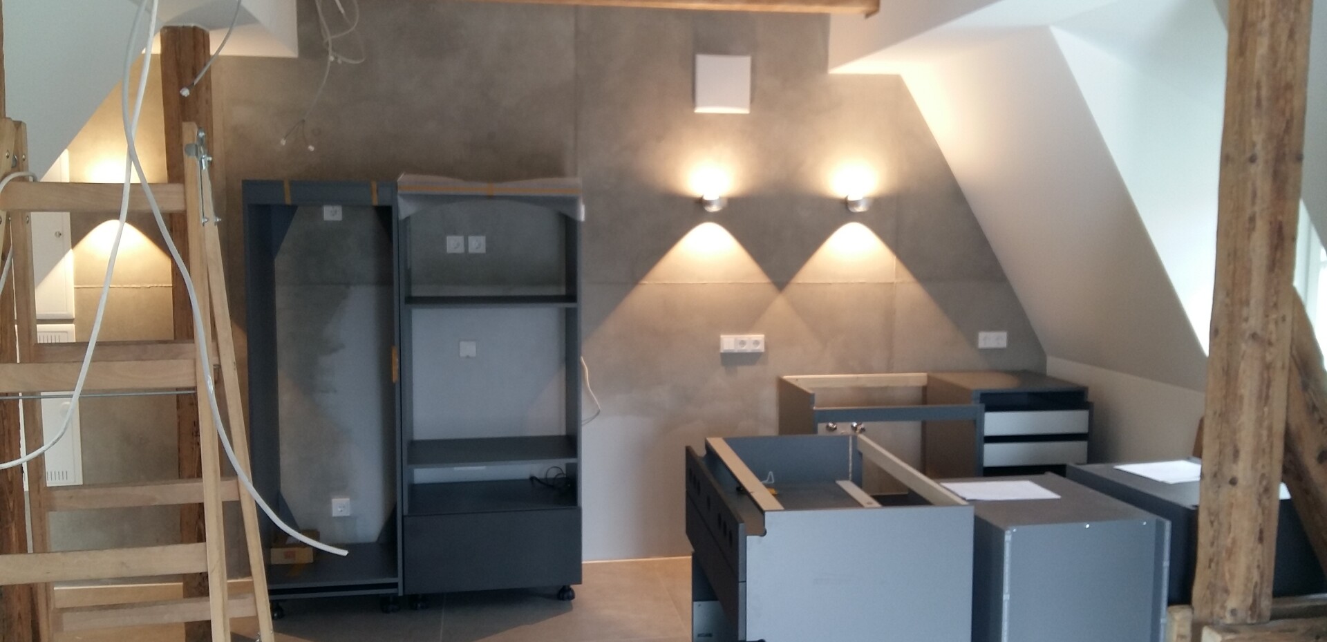 Die Wandgestaltung ist abgeschlossen, das Beleuchtung-System ist eingebaut. Der Küchenaufbau beginnt.