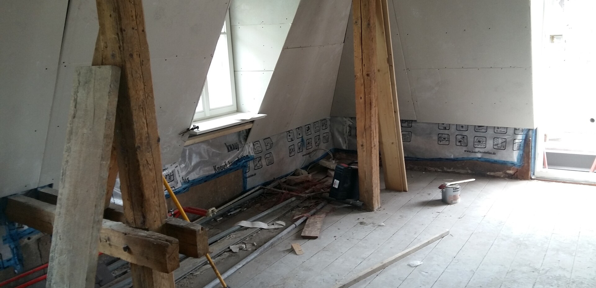 Viele Balken stehen im Weg und sind in die Planung von Küche und Essplatz zu integrieren.