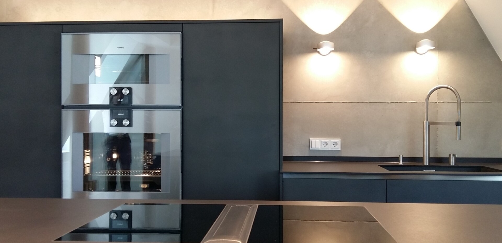 Der Spülen-Kühl- und Backofenbereich.