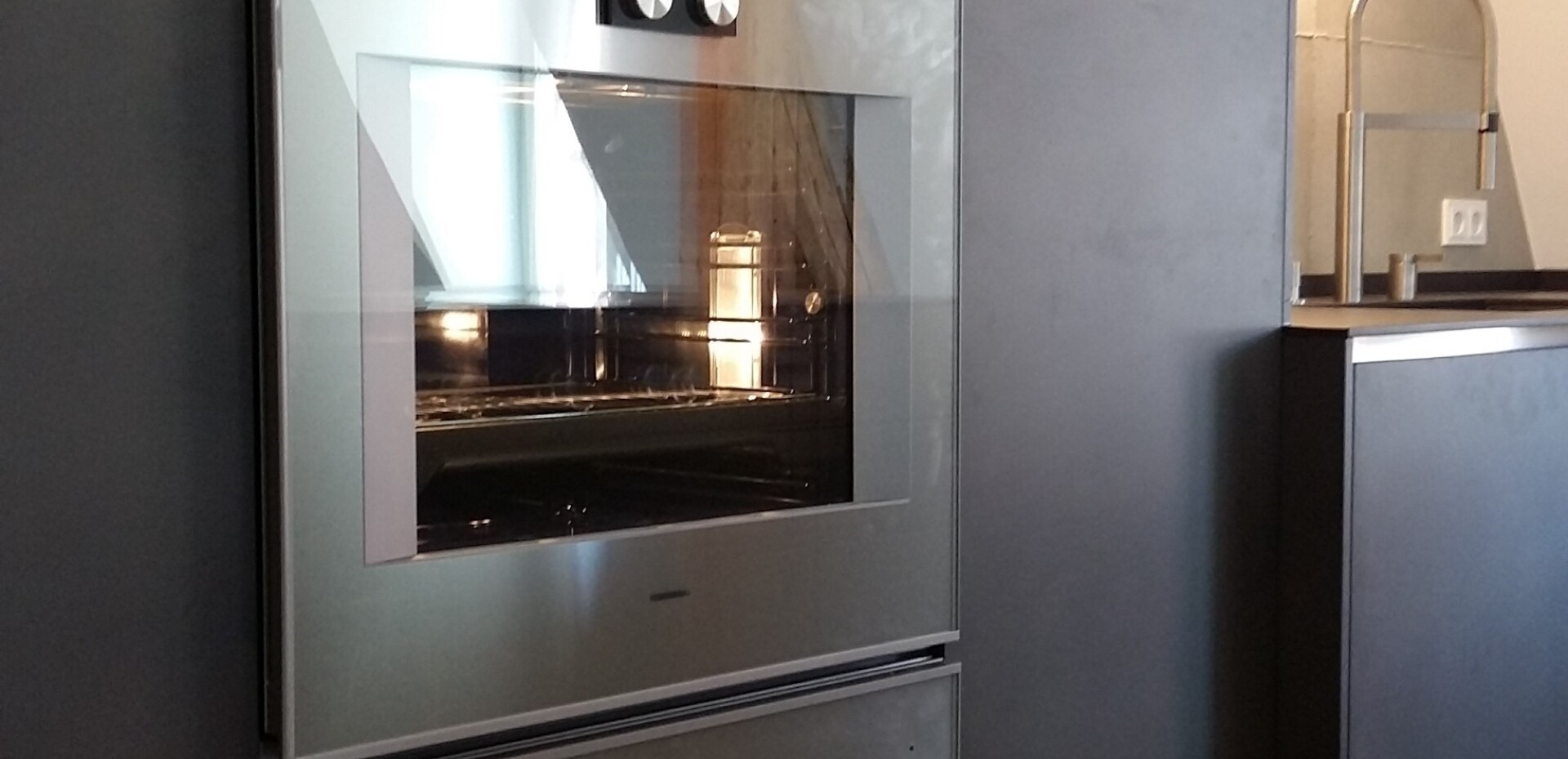 Die 761 mm breiten Backgeräte ( Dampfbackofen, Backofen, Wärmeschub ) aus dem Hause Gaggenau setzen Maßstäbe.