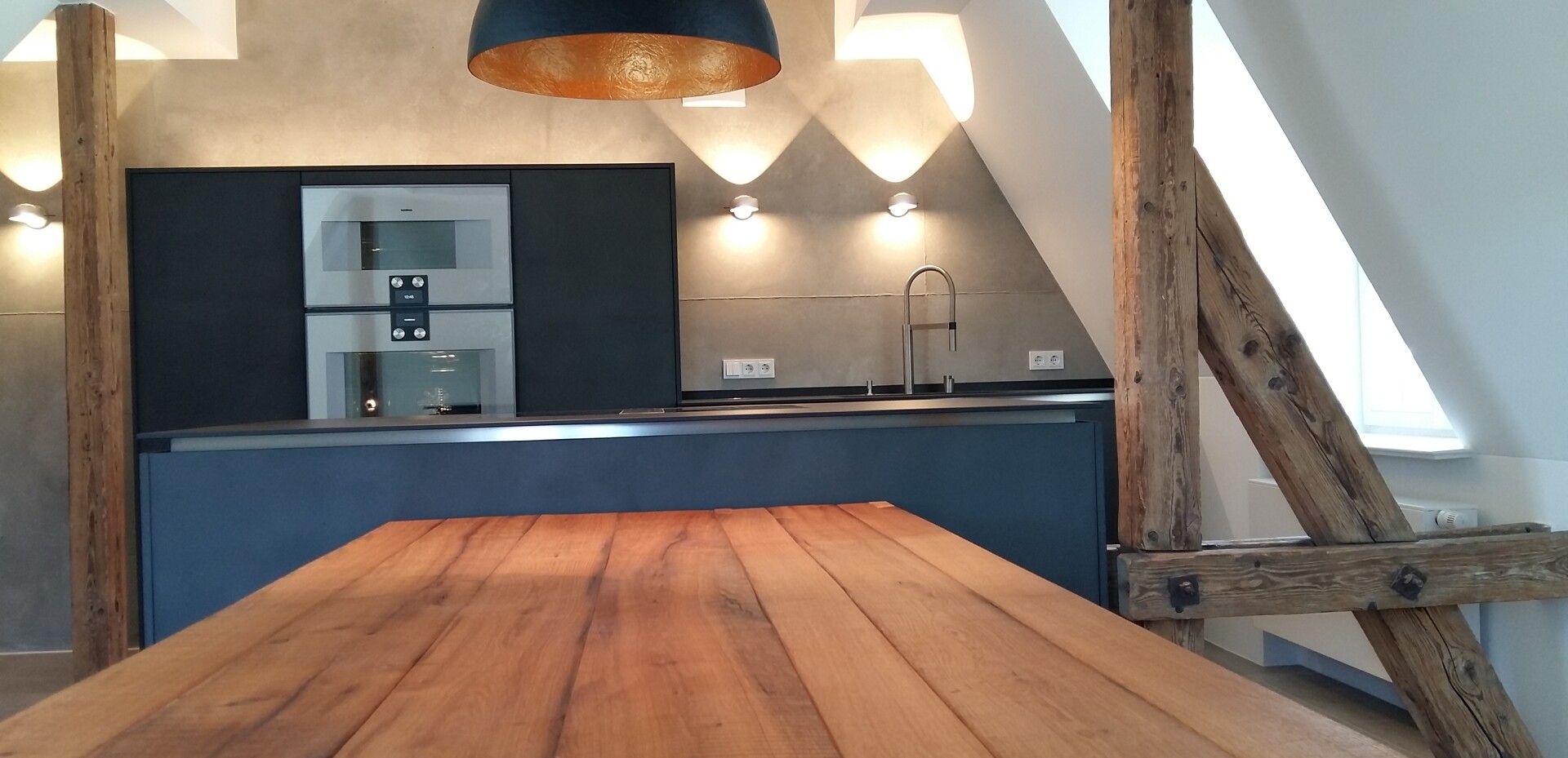 Der angenehm große Esstisch wurde von uns konzipiert und ist aus massivem Altholz in der Werkstatt unseres Schreinermeisters Marcus Schmidt entstanden.