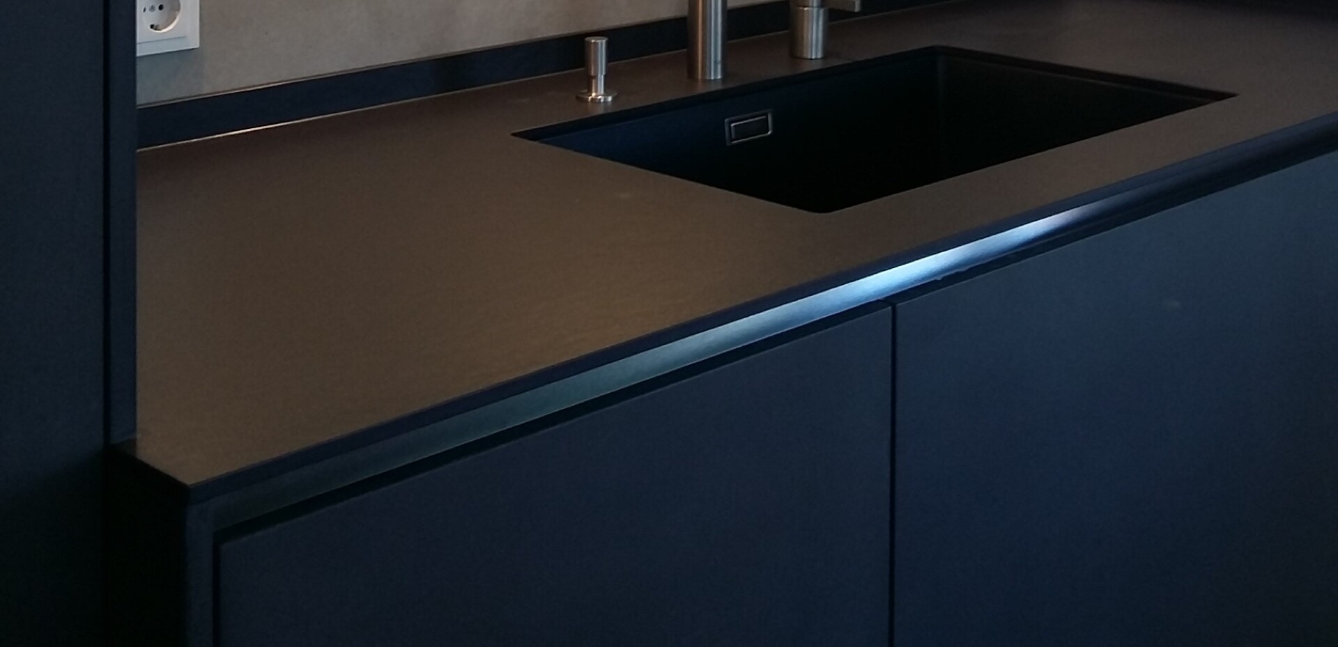 Die 700 mm breite Spüle ist außergewöhnlich praktisch.