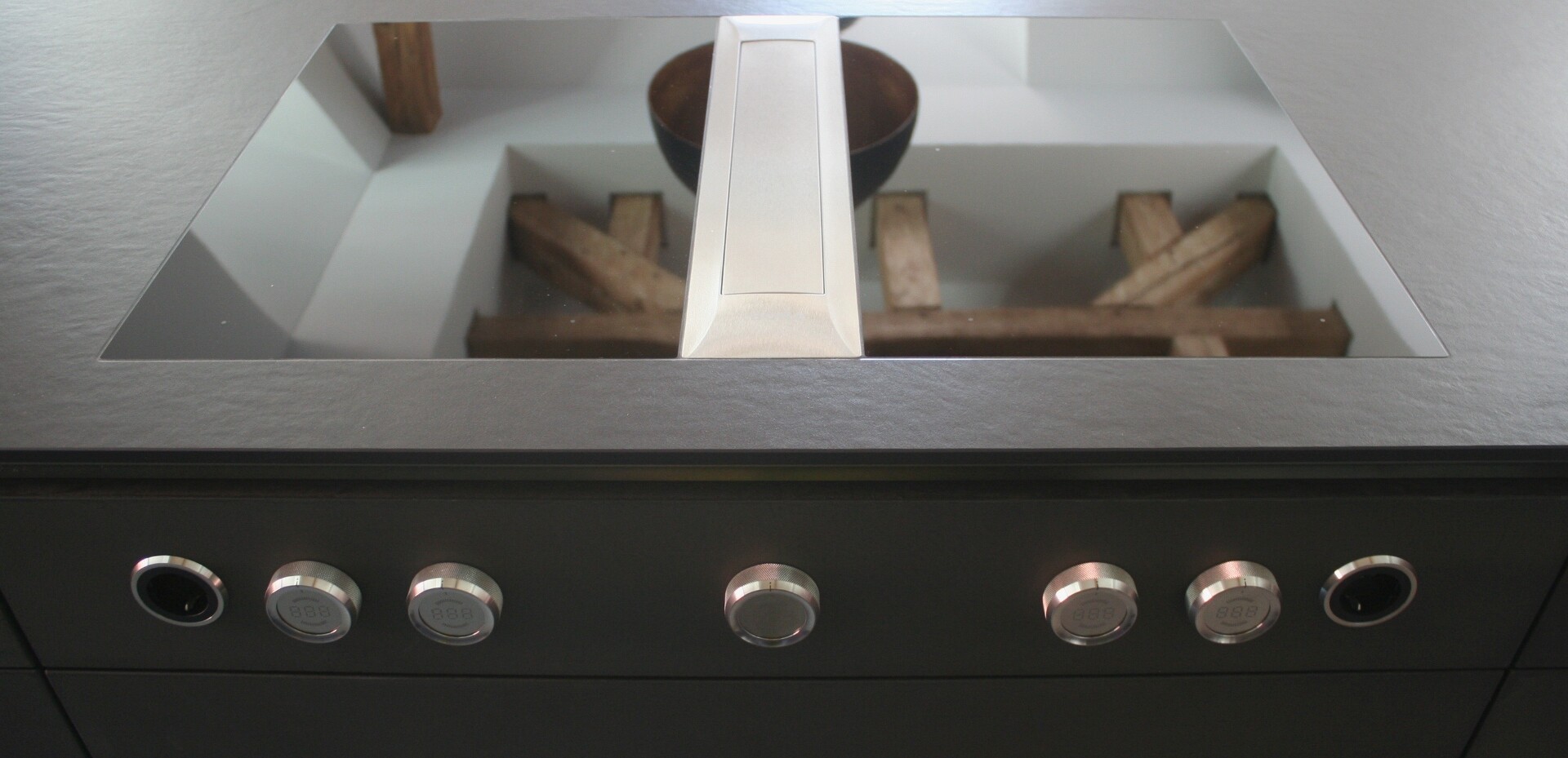 In den Flächeninduktions-Kochfeldern des BORA System Professionell 2.0 spiegeln sich die Deckenbalken.