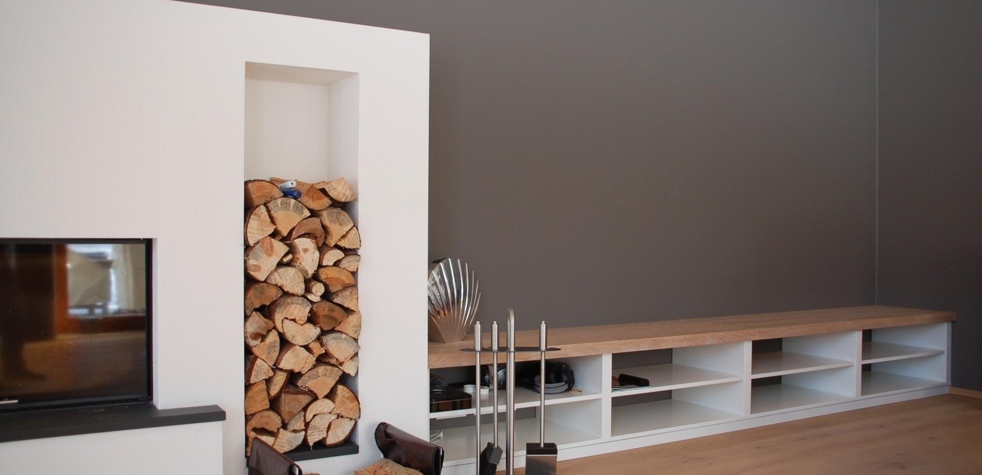 Diese Ofenbank bietet jede Menge Platz und Stauraum.