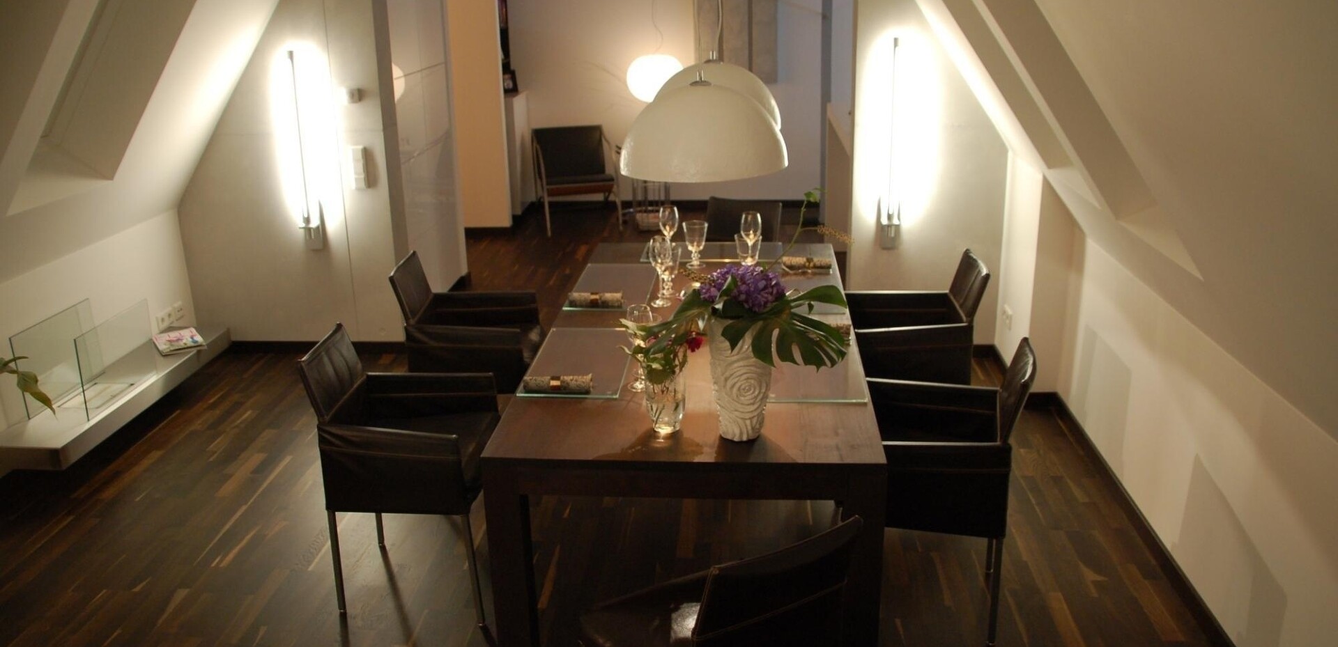 So sieht der Essplatz fertig aus. Den Ethanol-Kamin links im Bild haben wir nach unseren Plänen anfertigen lassen.