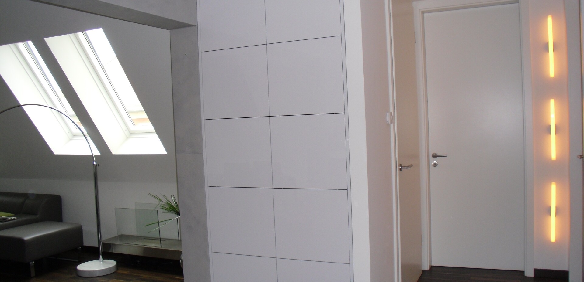 Ein großer Geschirrschrank bietet jede Menge Platz für Gläser etc.
Im Schrank versteckt ist Sicherungskasten und Heizungsverteiler für die Fußbodenheizung.