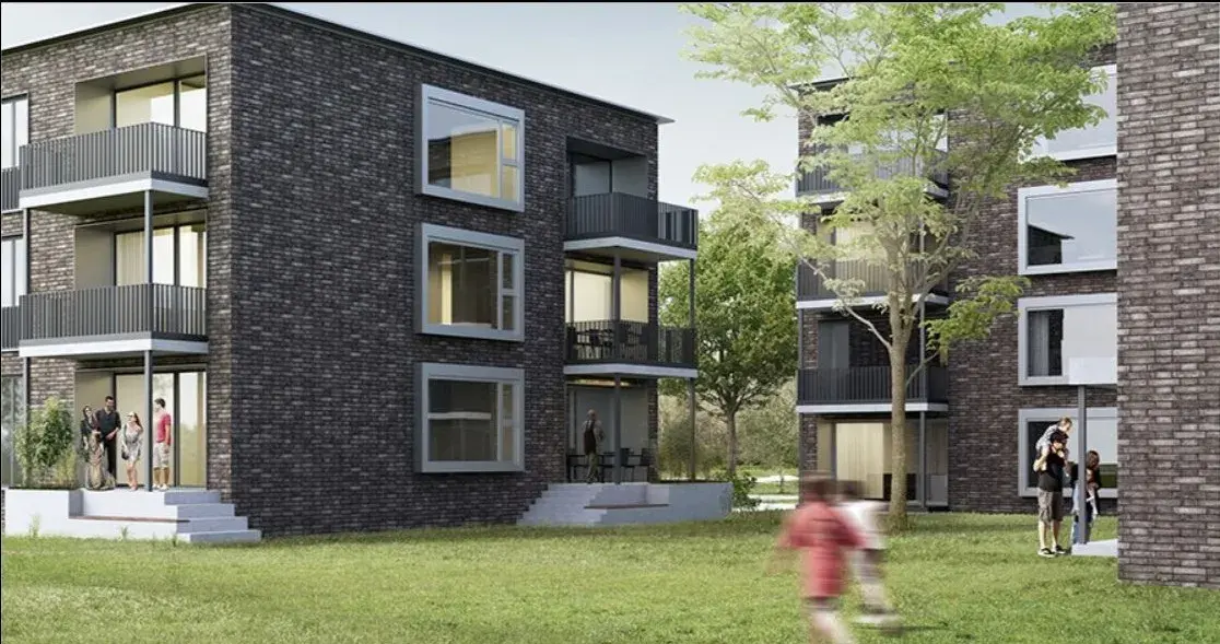 Moderne Wohngebäude mit Balkonen, Menschen im Garten, grüne Wiese, Bäume.